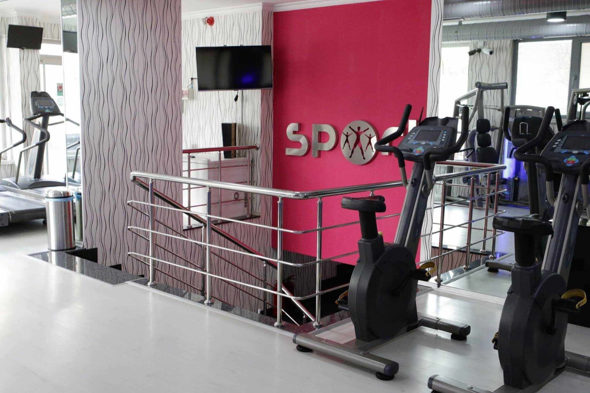 Fitness salonu — Matrix sehpalar ve serbest ağırlıklar