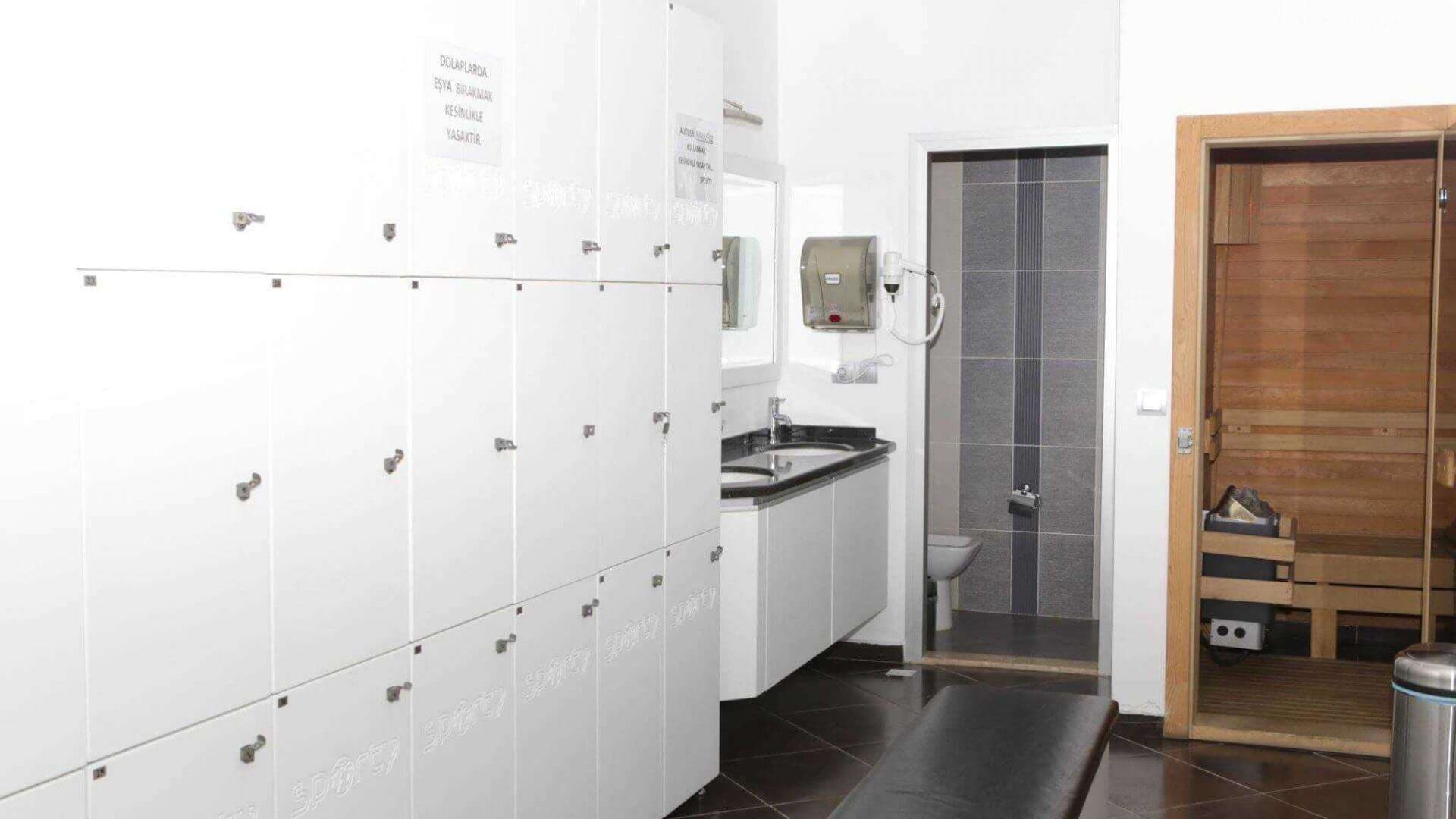 Soyunma odası, duşlar ve sauna