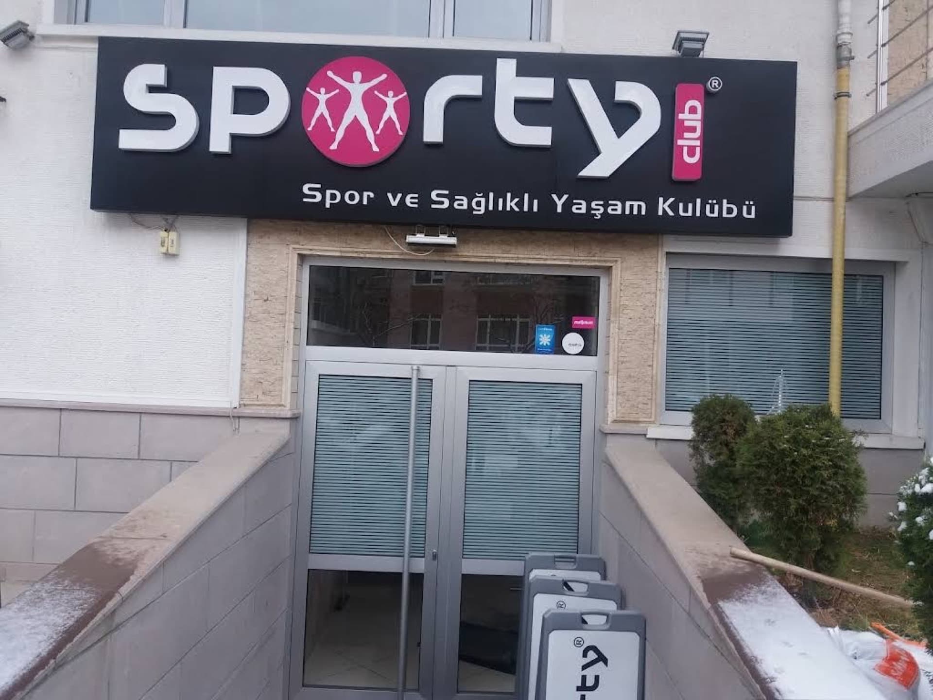 Sporty Club Dikmen girişi — spor salonu cephesi